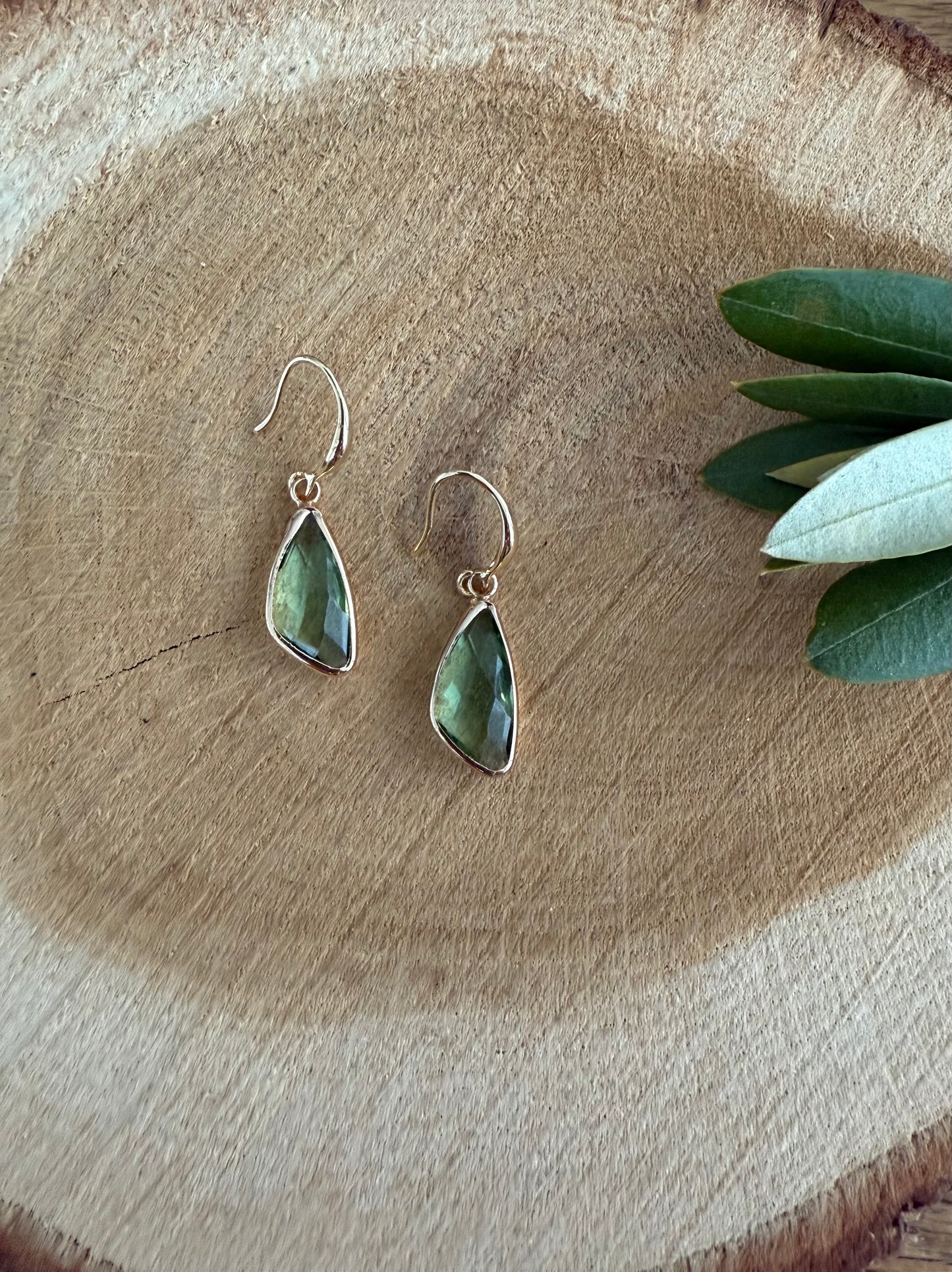 Asymmetrische groene facetsteen