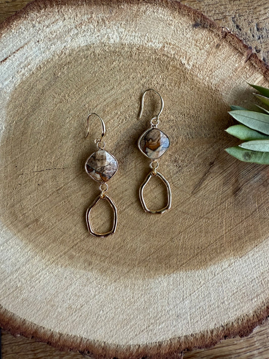 Licht bruine natuursteen met kleine hanger