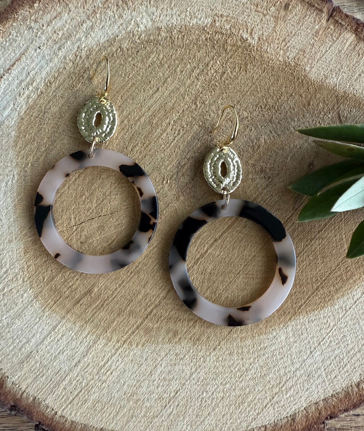 Bruine resin hanger aan ovale connector