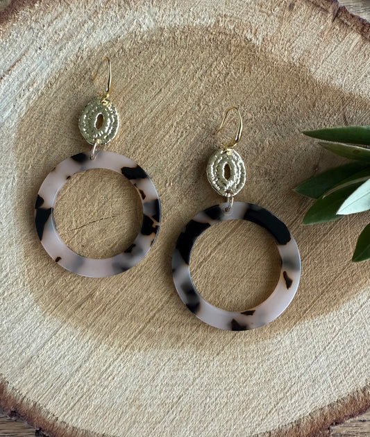 Bruine resin hanger aan ovale connector