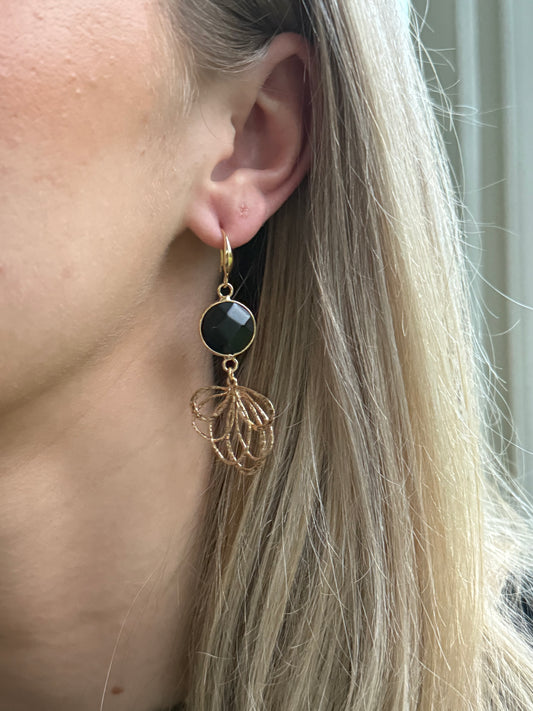 Zwarte natuursteen met gevlochten bloem