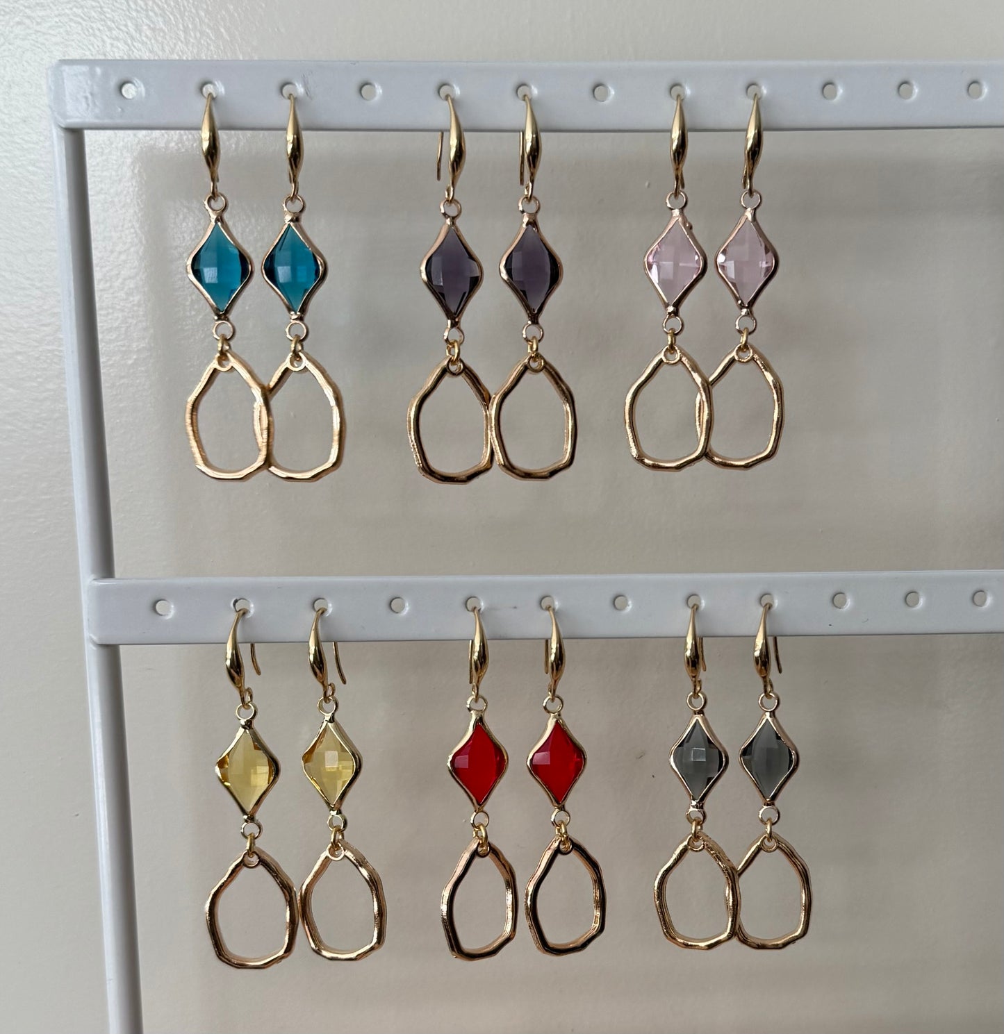 Doorzichtig blauw facetsteentje met kleine hanger