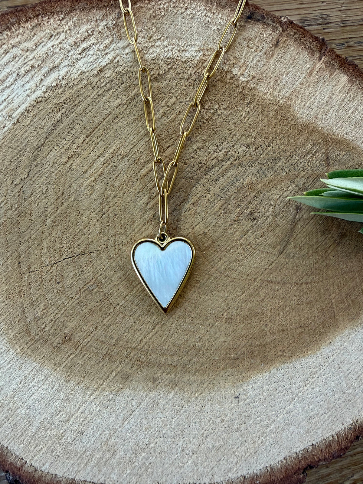 Ketting met wit parelmoer hart