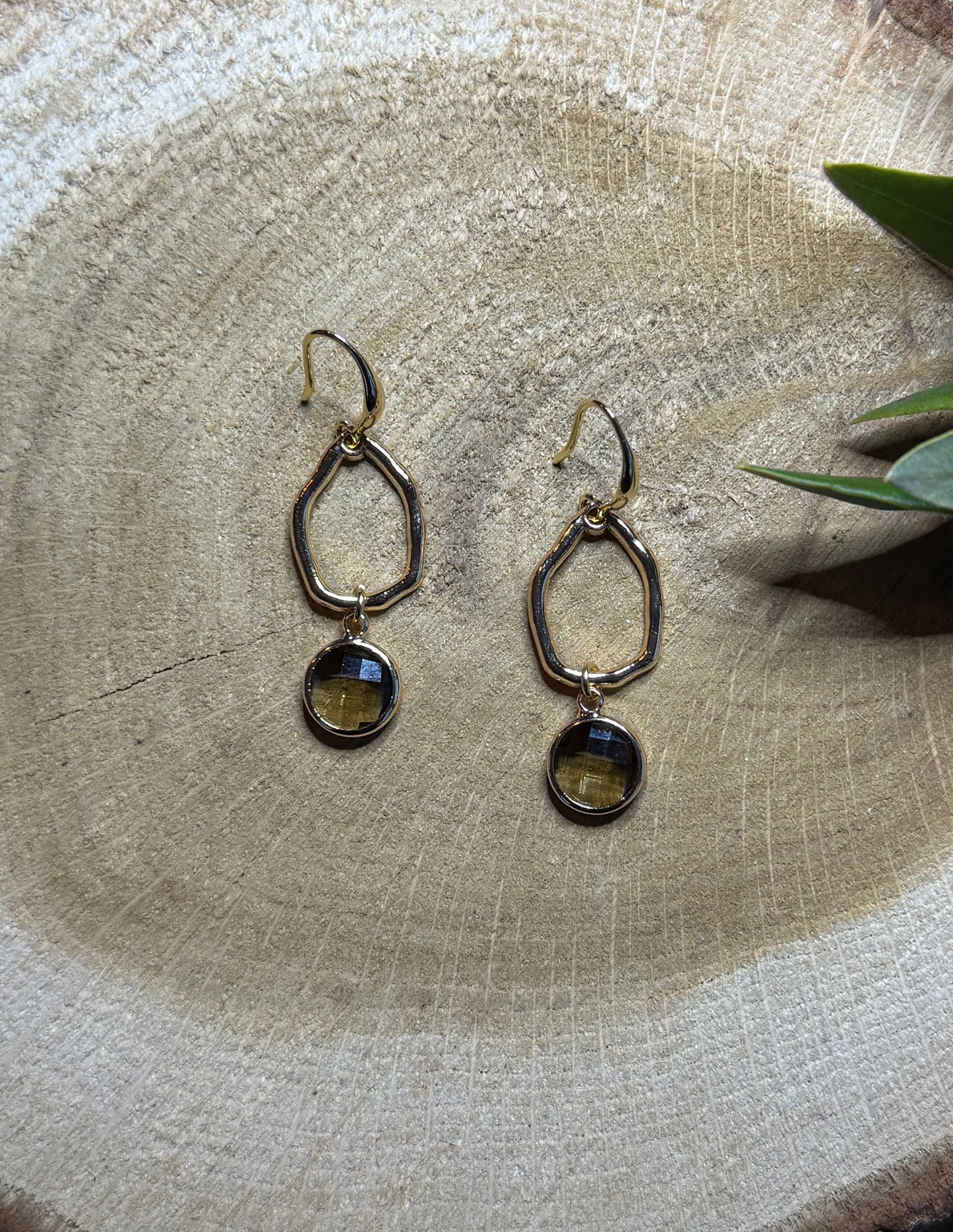 Bruin doorzichtig facetsteentje aan kleine hanger