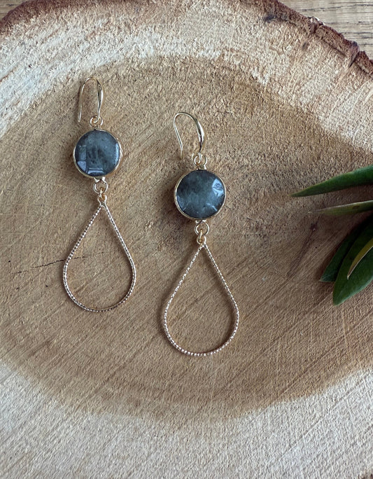 Grijze natuursteen met lange open druppel