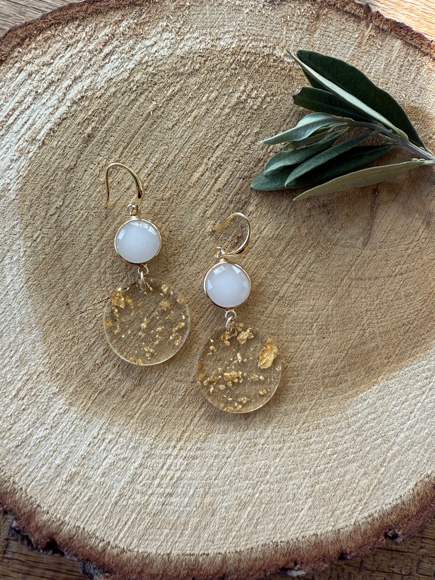 Witte steen met doorzichtige hanger met bladgoud