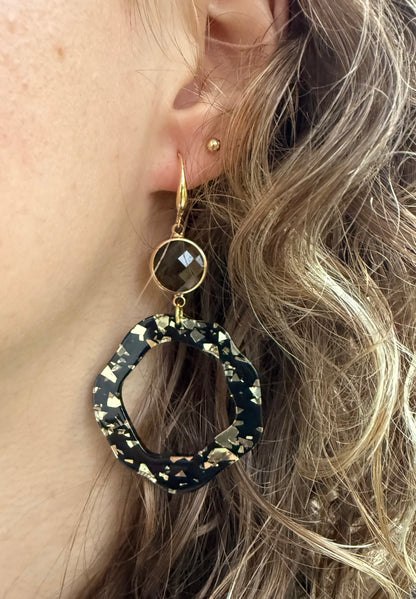 Doorzichtige bruine facetsteen met zwart/bladgouden resinhanger