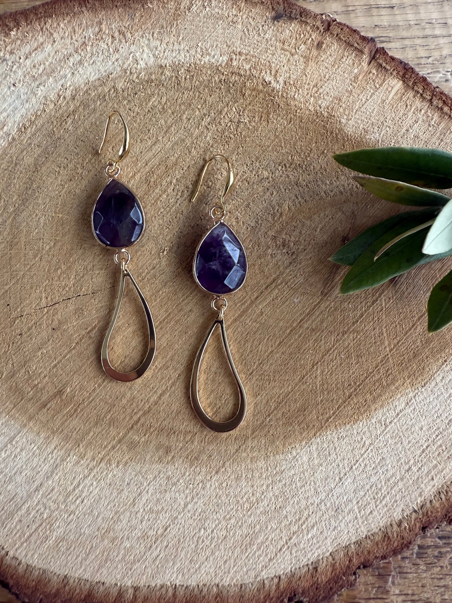 Paarse natuursteen met lange open druppel