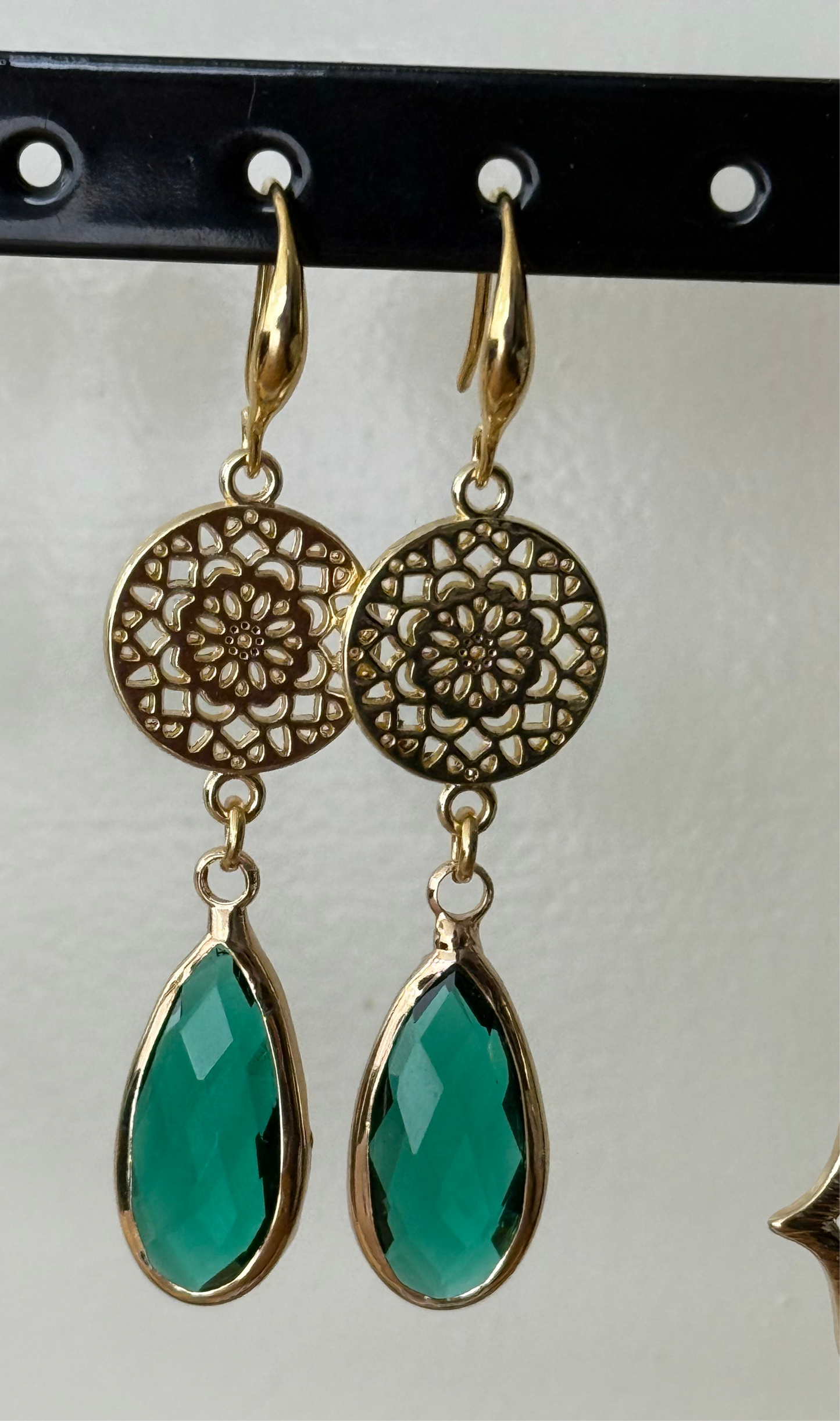 Groene facetsteen aan een ronde connector