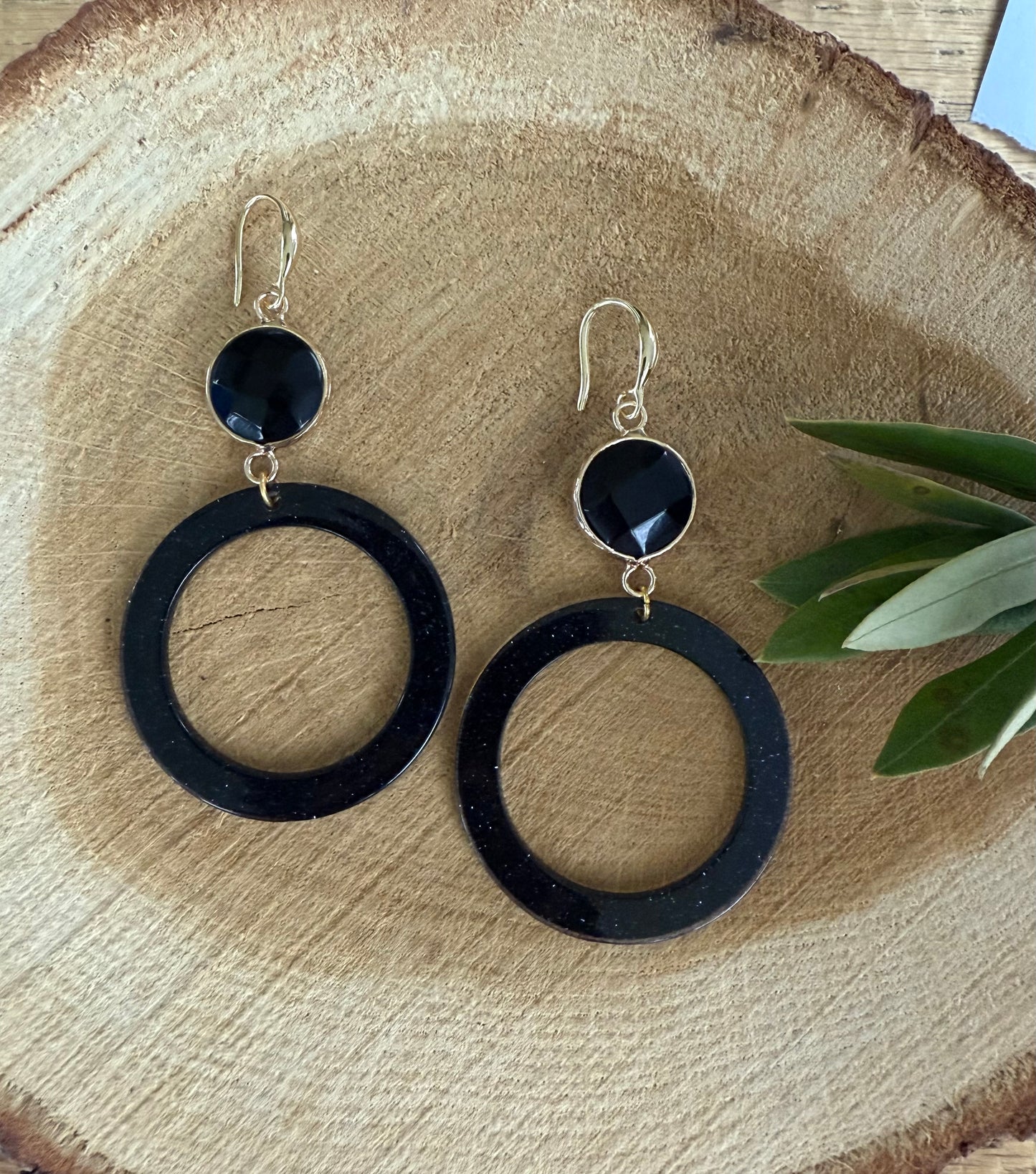 Zwarte natuursteen met resinhanger