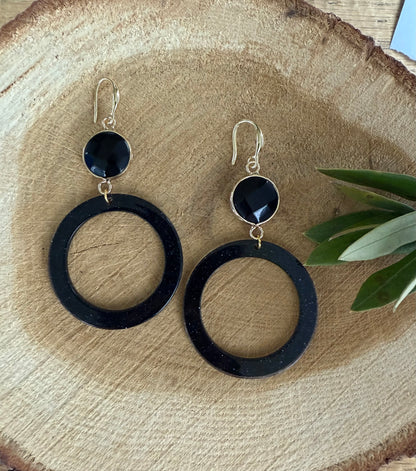 Zwarte natuursteen met resinhanger