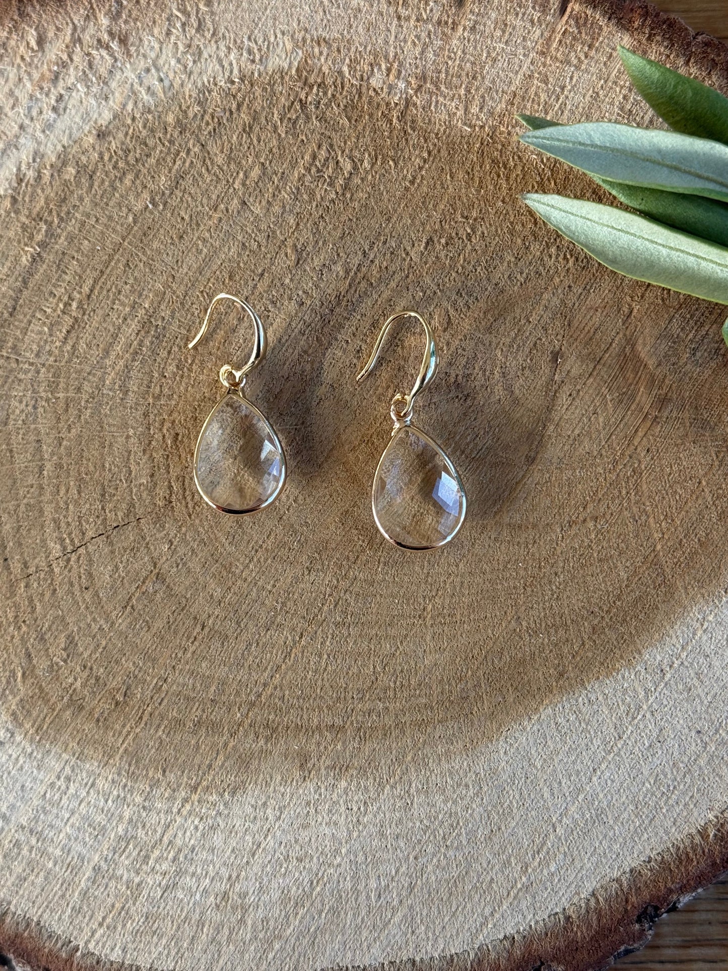 Doorzichtige facetsteen druppel