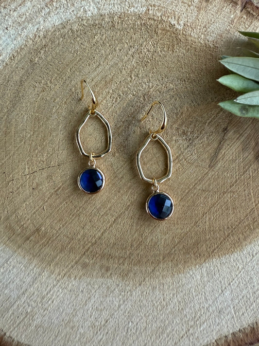 Klein blauw facetsteentje aan kleine hanger