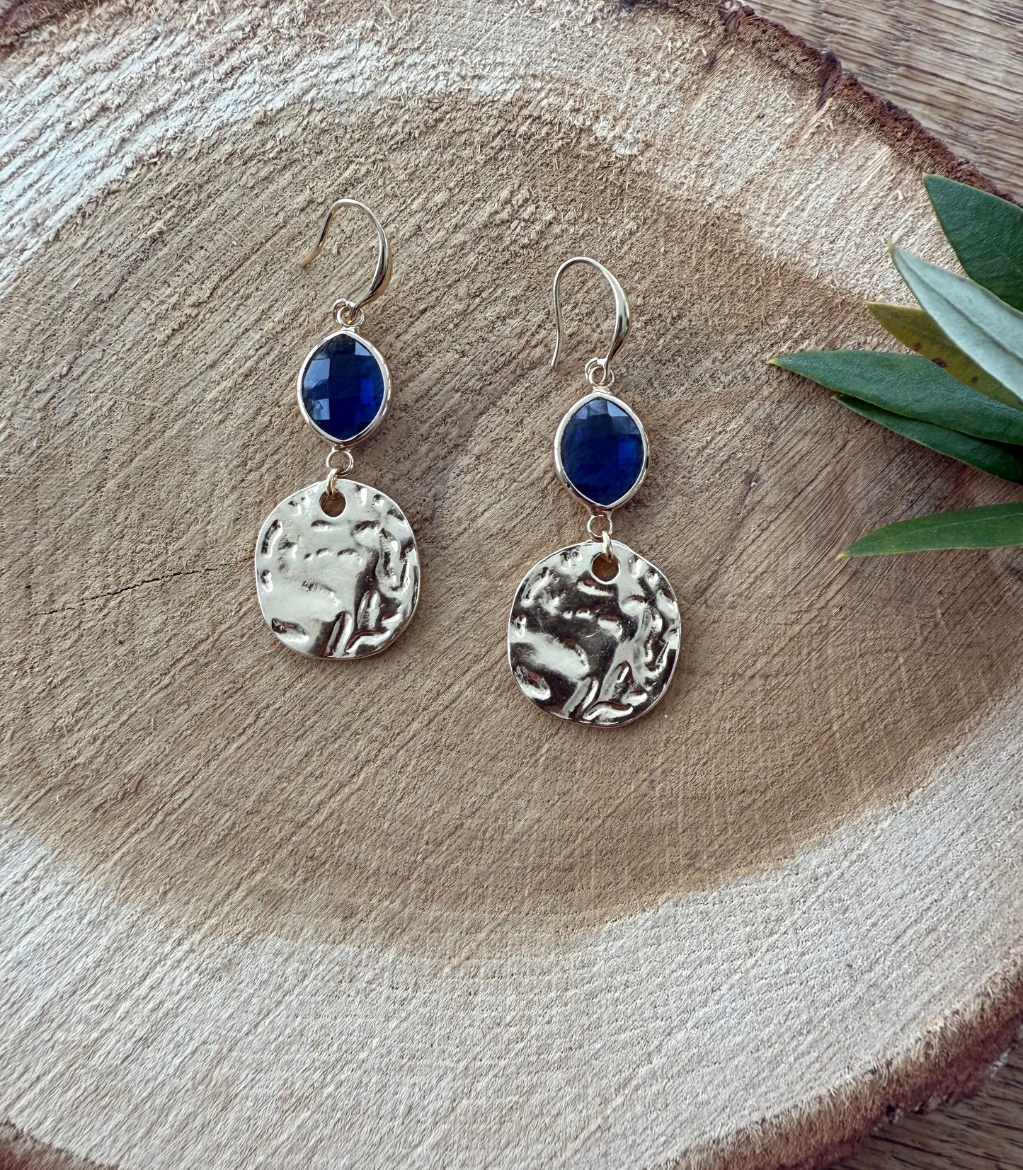 Doorzichtig blauw facetsteentje met muntje