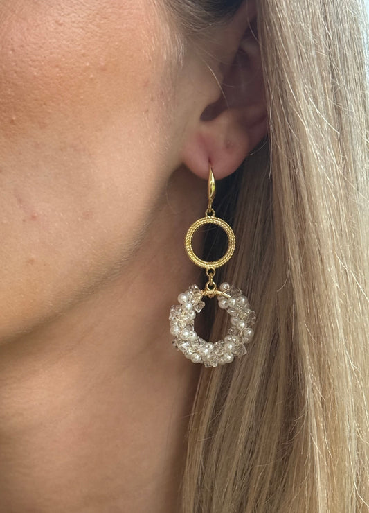 Witte kralen oorbel aan open connector