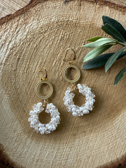 Witte kralen oorbel aan open connector