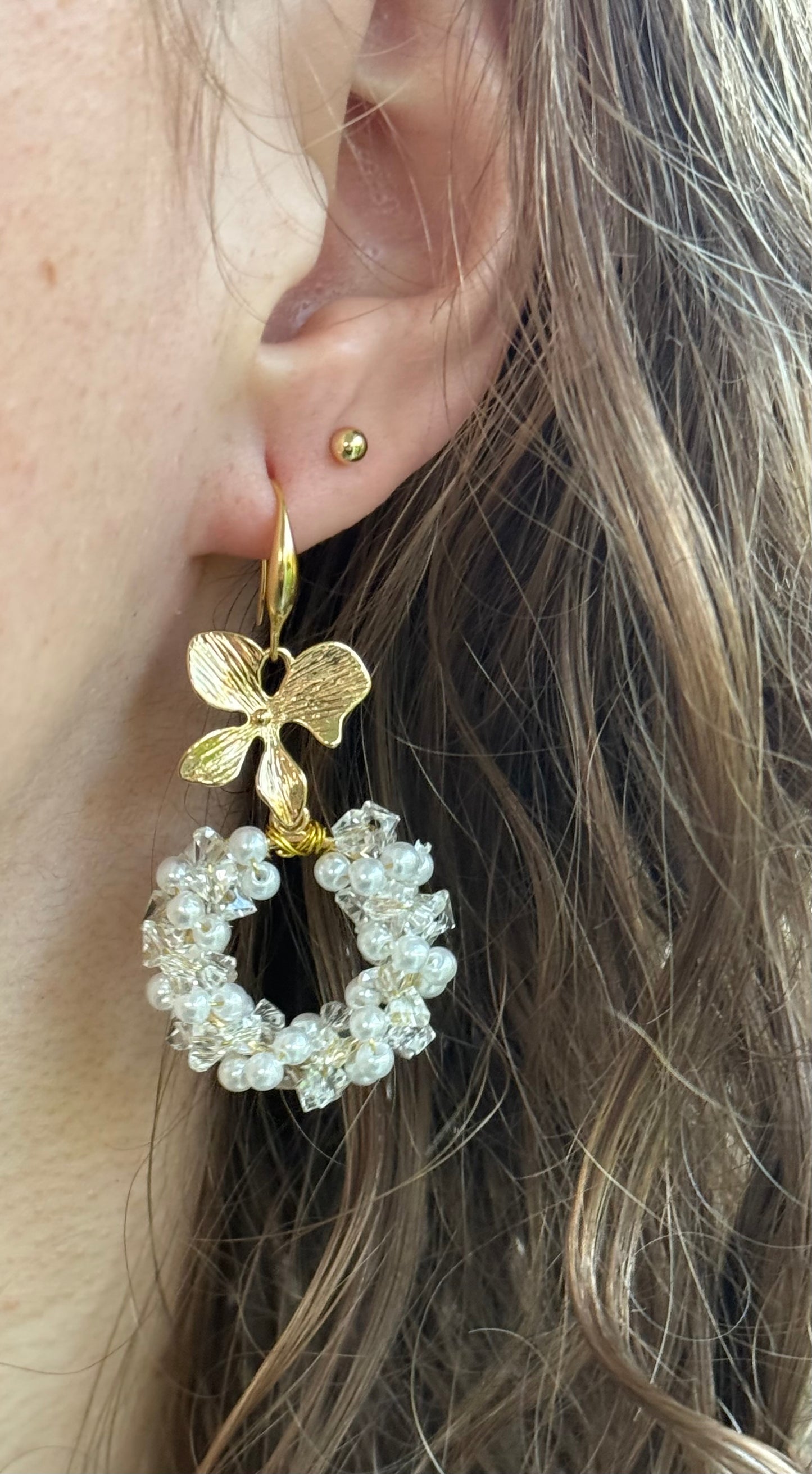 Witte kralen hanger aan een bloem