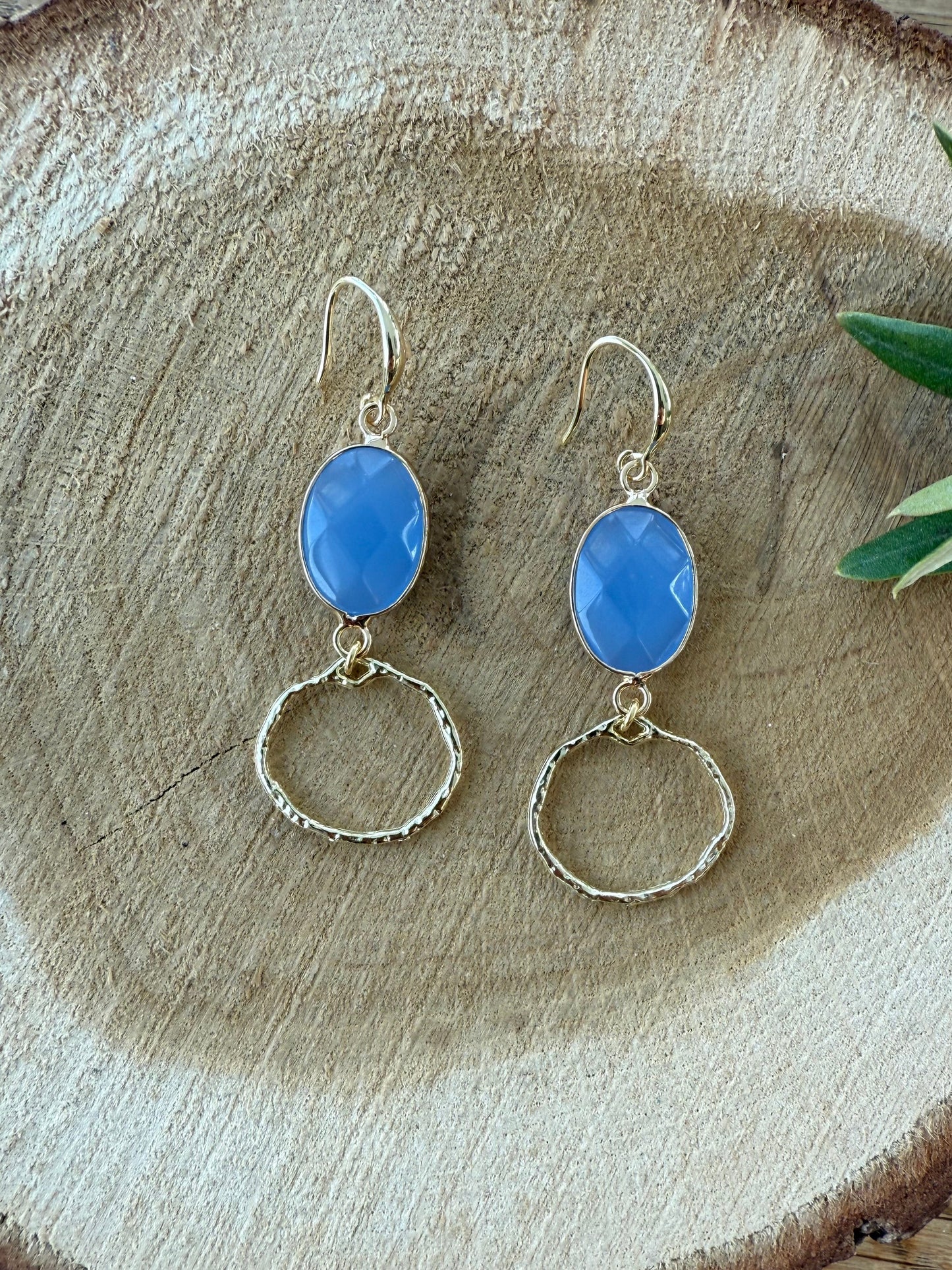 Helblauwe natuursteen met gehamerd rondje