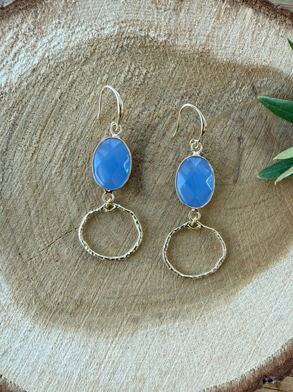 Helblauwe natuursteen met gehamerd rondje