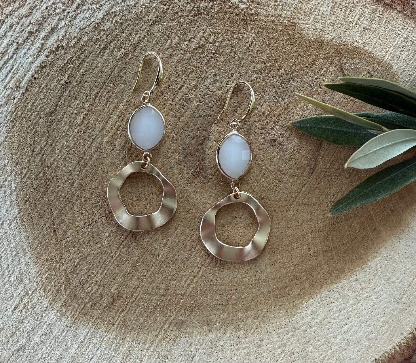 Witte facetsteen met ongelijke hanger