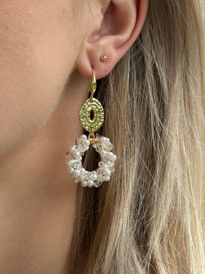 Witte kralen hanger aan ovale connector