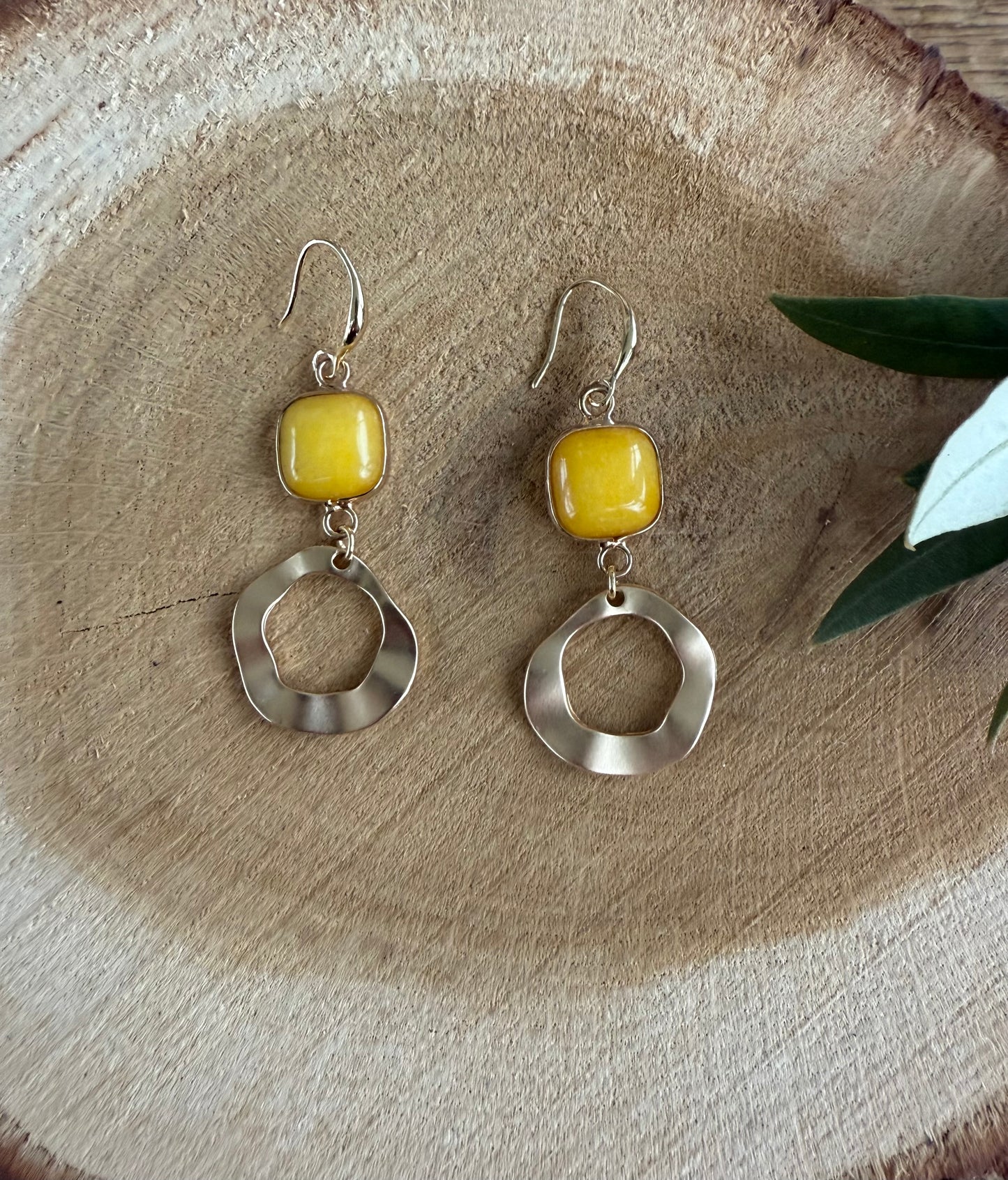 Vierkante gele steen met ongelijke hanger