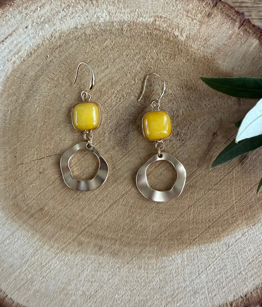 Vierkante gele steen met ongelijke hanger