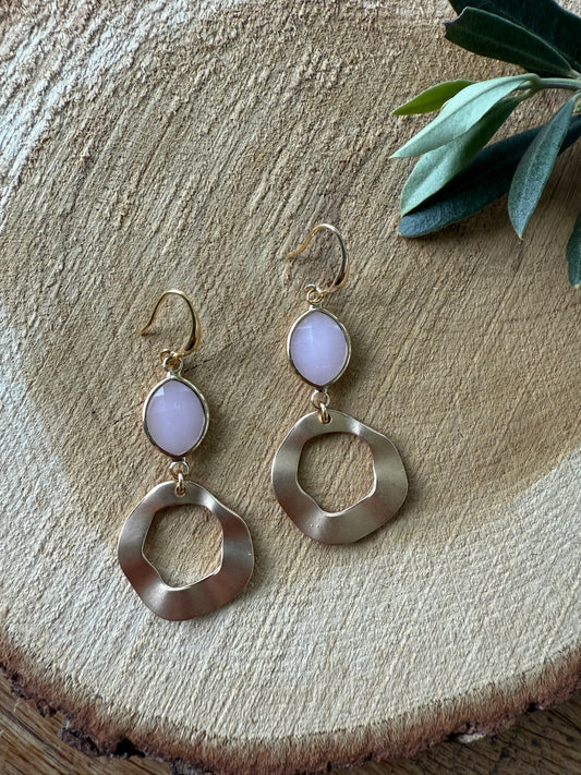 Licht roze steen met brede ongelijke ring