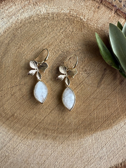 Wit/crème natuursteen aan bloem