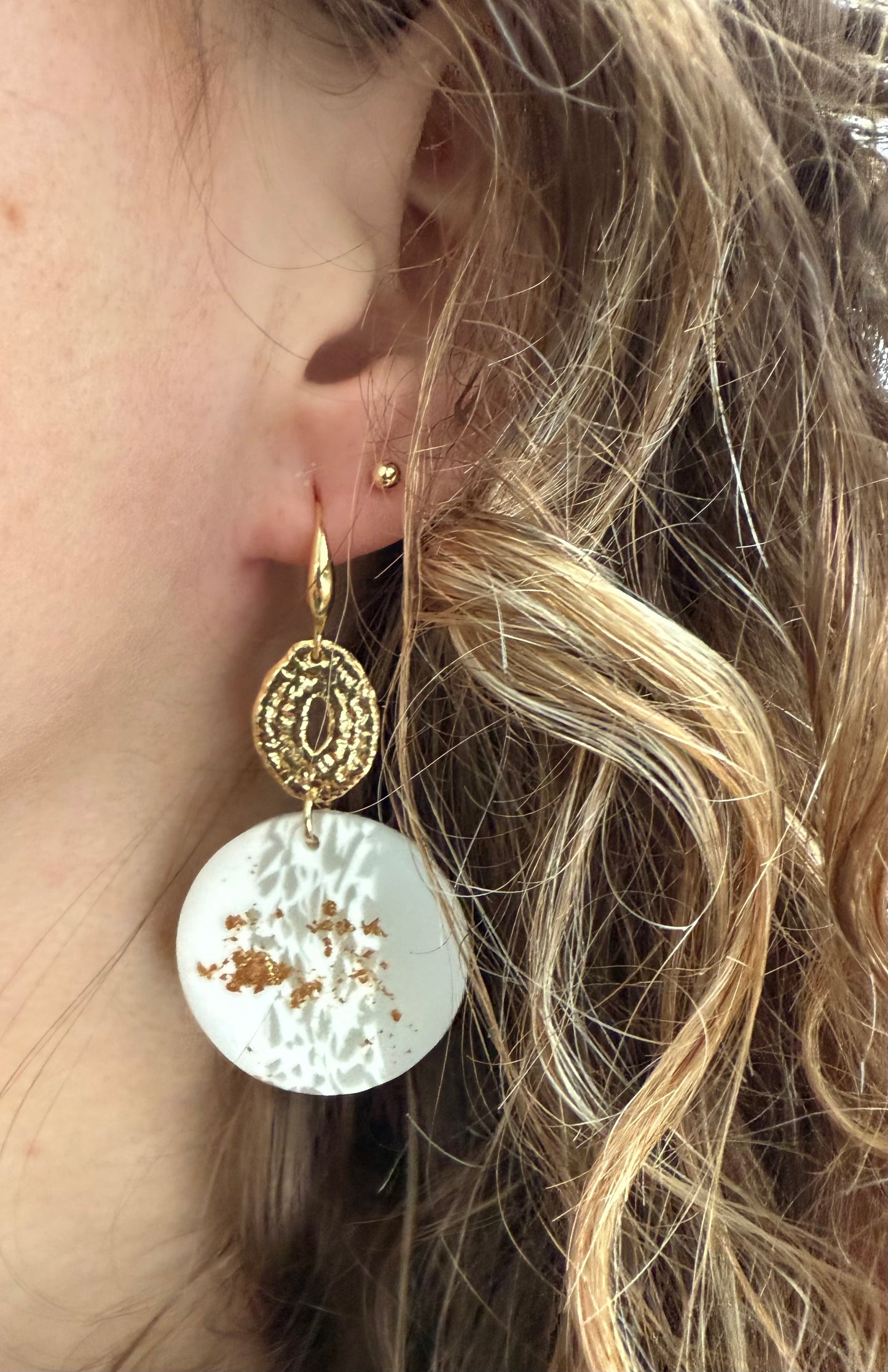 Ovale connector met witte hanger met bladgoud