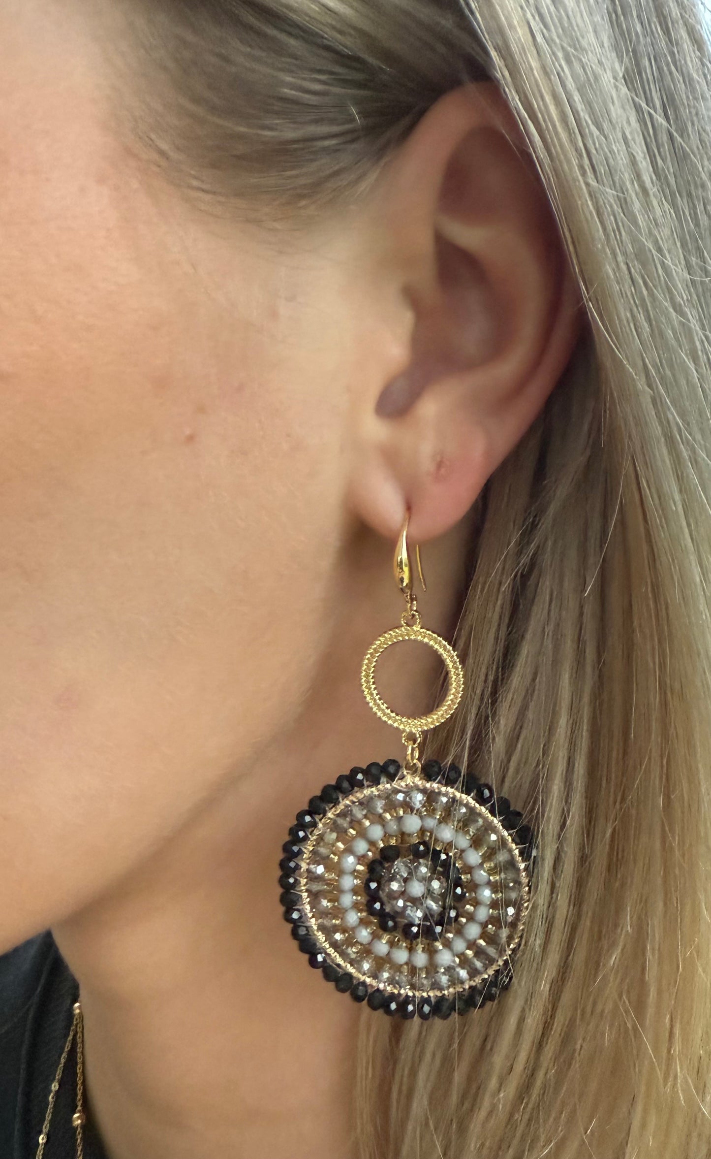 Zwarte kralen aan open connector