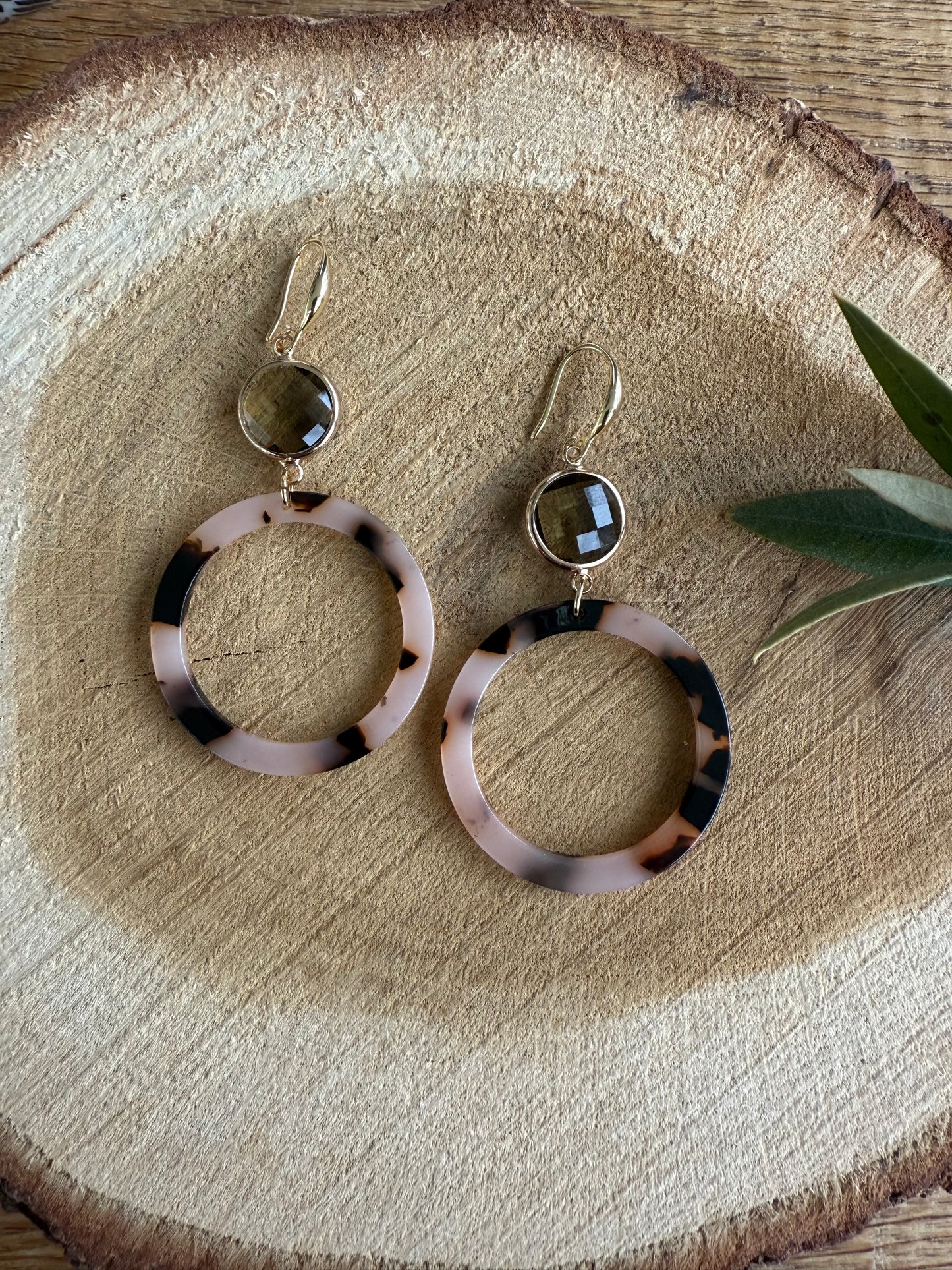 Doorzichtige bruine facetsteen met bruine resinhanger