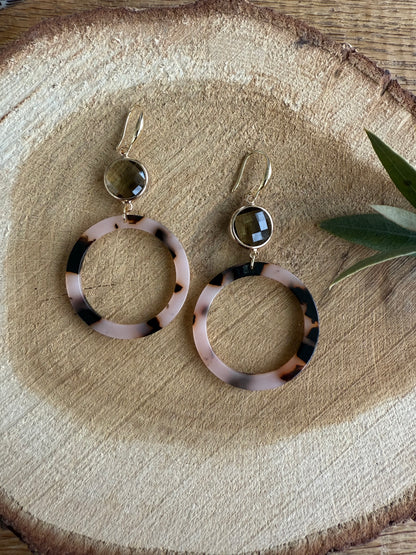 Doorzichtige bruine facetsteen met bruine resinhanger