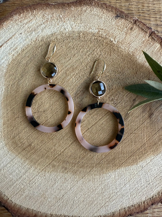 Doorzichtige bruine facetsteen met bruine resinhanger