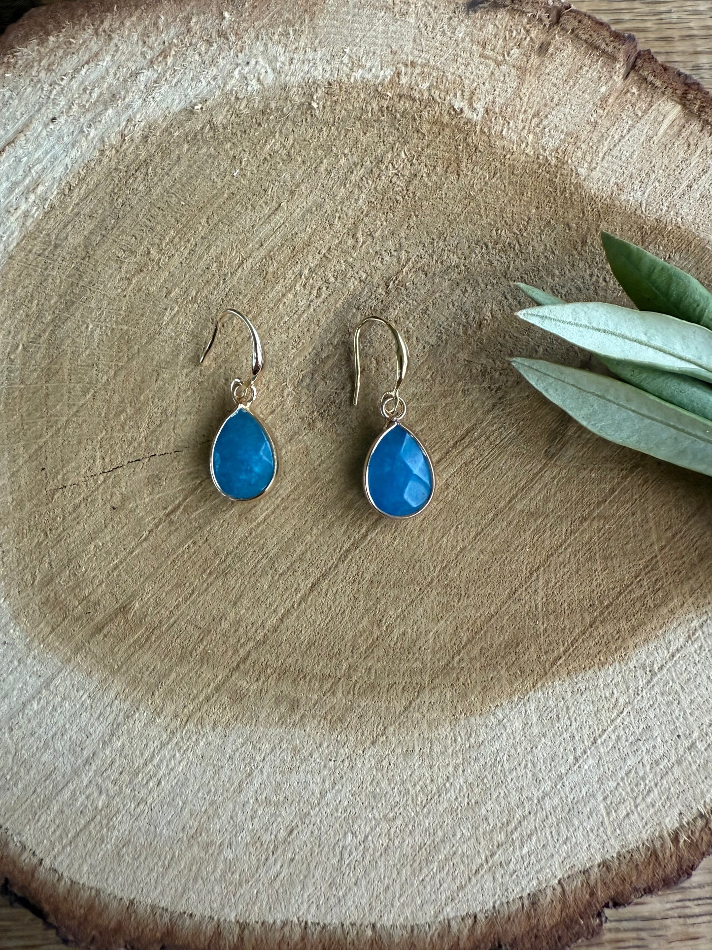 Kleine licht blauwe natuursteen druppel