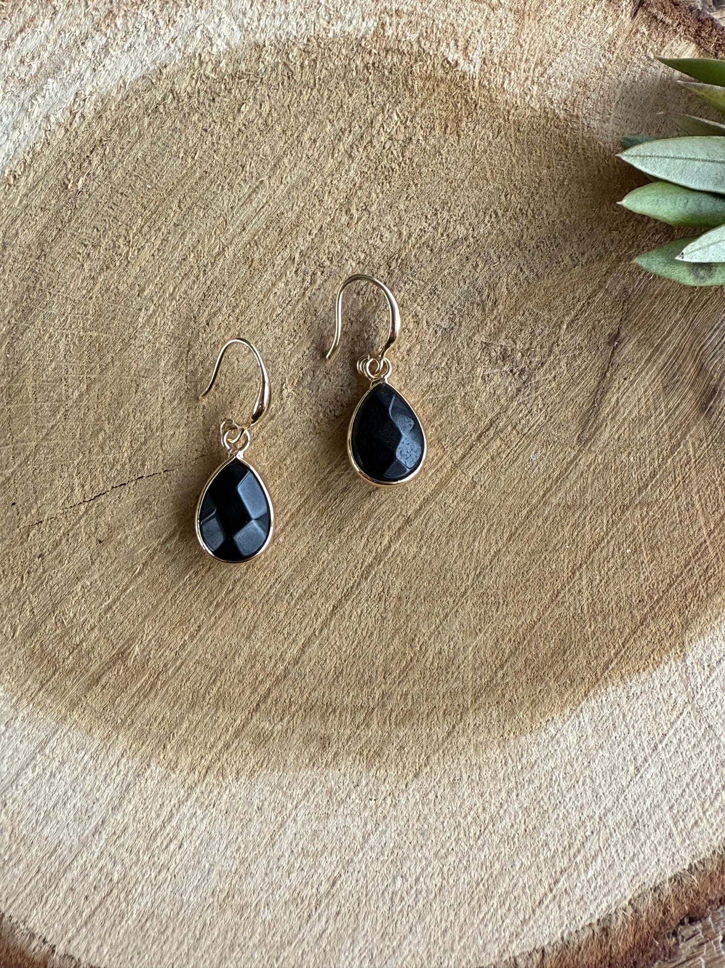 Zwarte kleine natuursteen