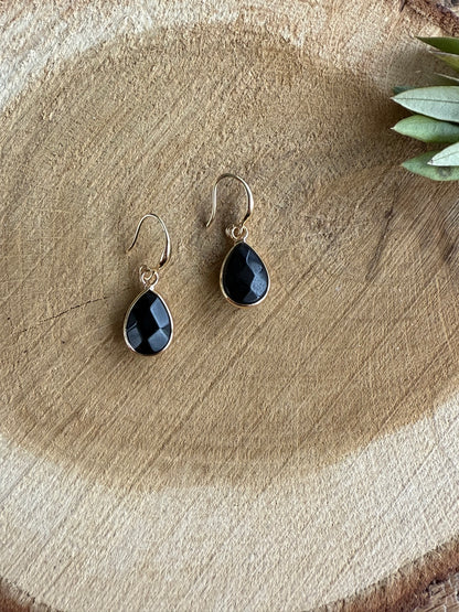 Zwarte kleine natuursteen