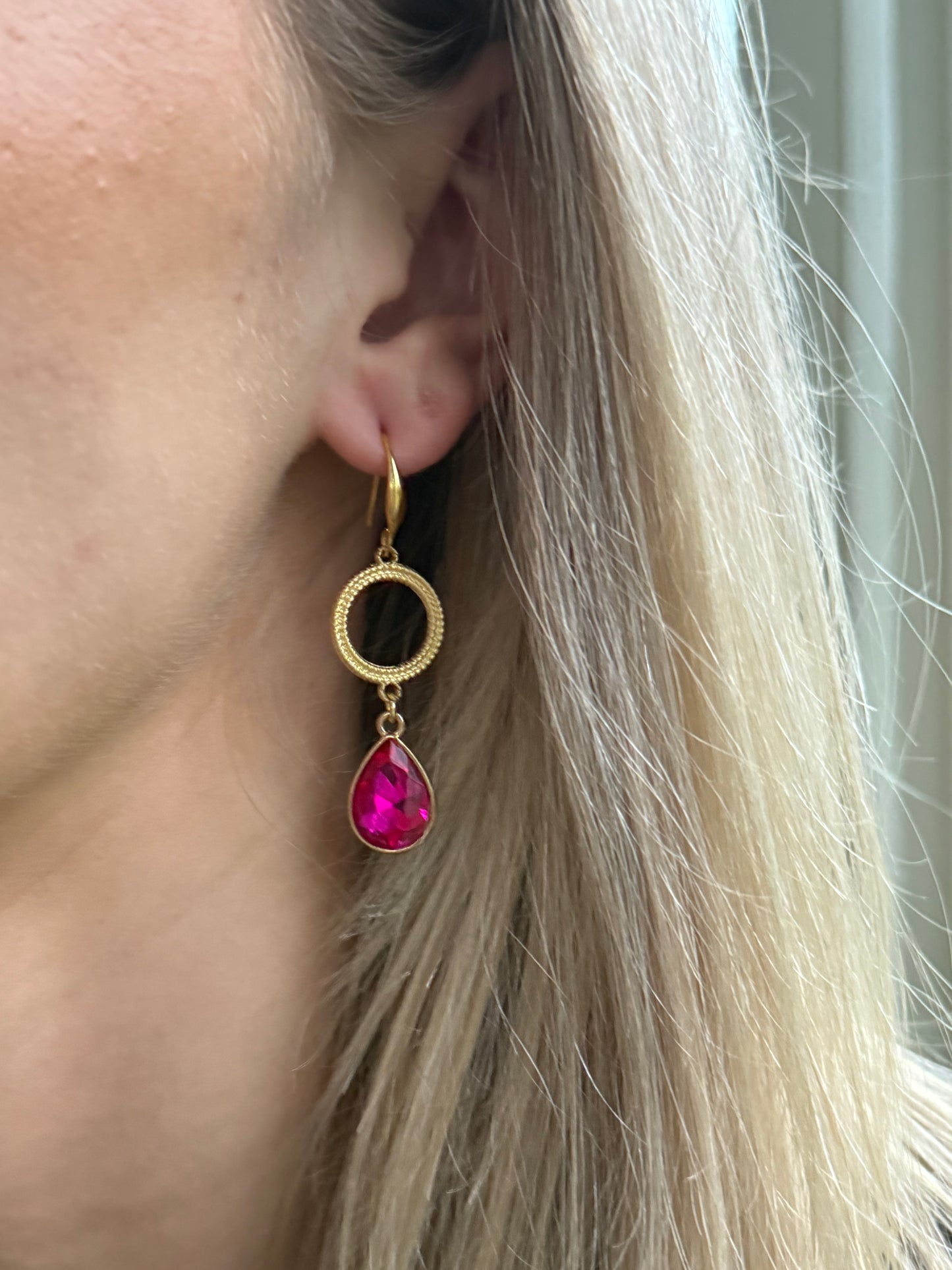 Knalroze druppel aan open connector