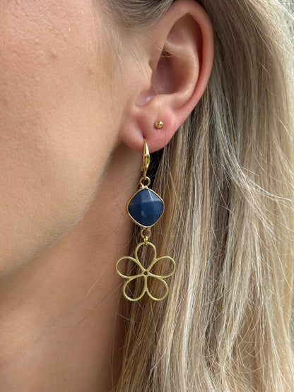 Blauwe natuursteen met (open) bloem