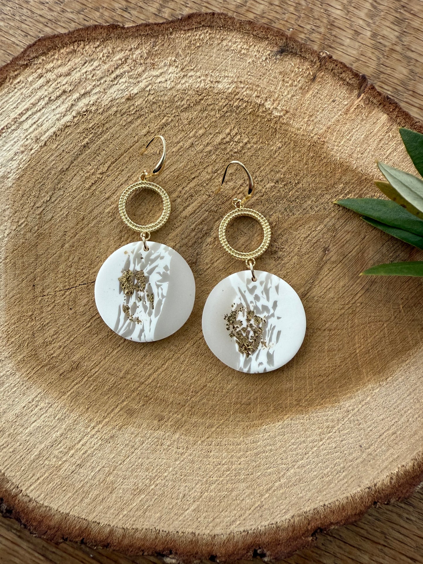 Open connector met witte hanger met bladgoud