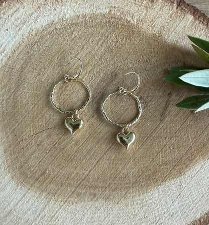 Klein hartje aan gehamerd rondje