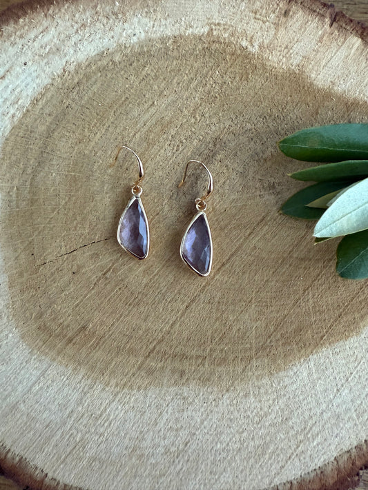 Asymmetrisch doorzichtig lichtpaarse facetsteen