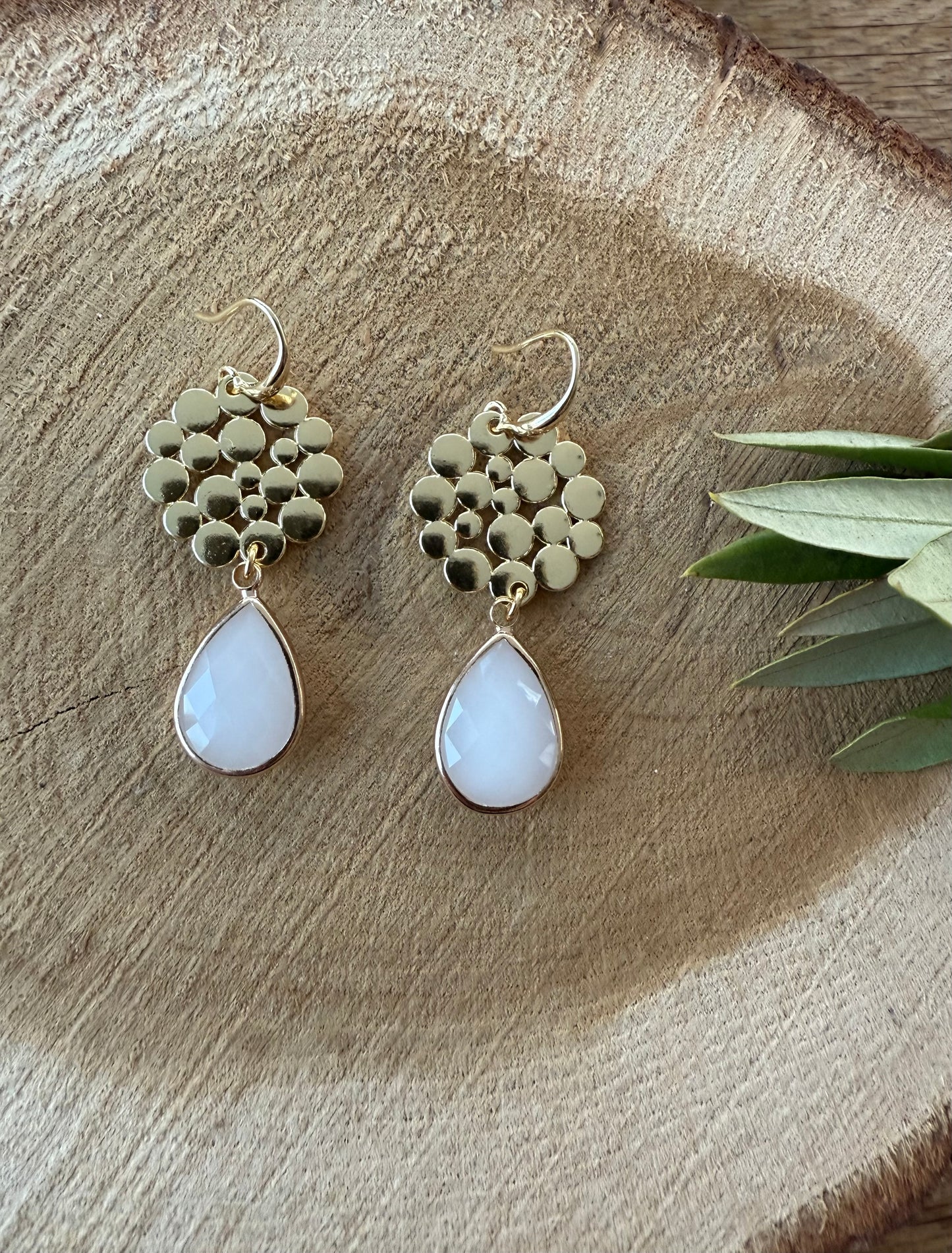 Grote connector met witte facetsteen