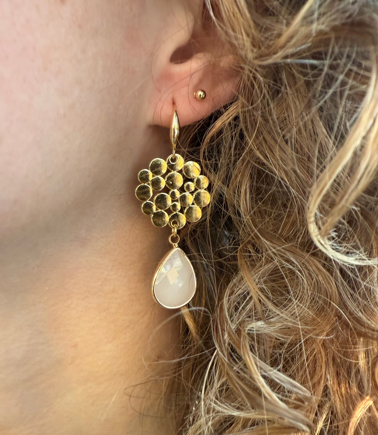 Grote connector met witte facetsteen