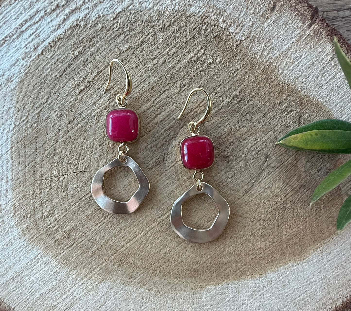 Vierkante rode steen met ongelijke hanger