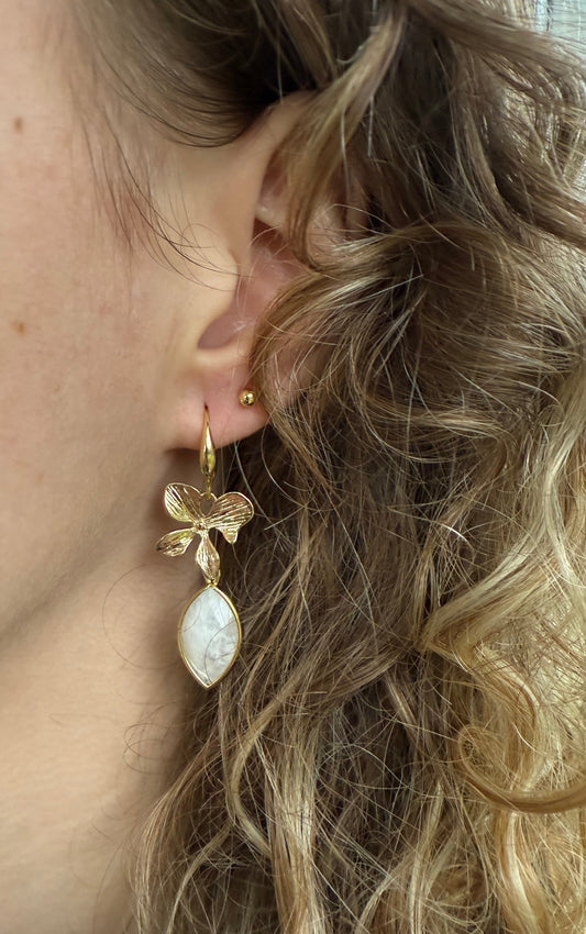 Wit/crème natuursteen aan bloem