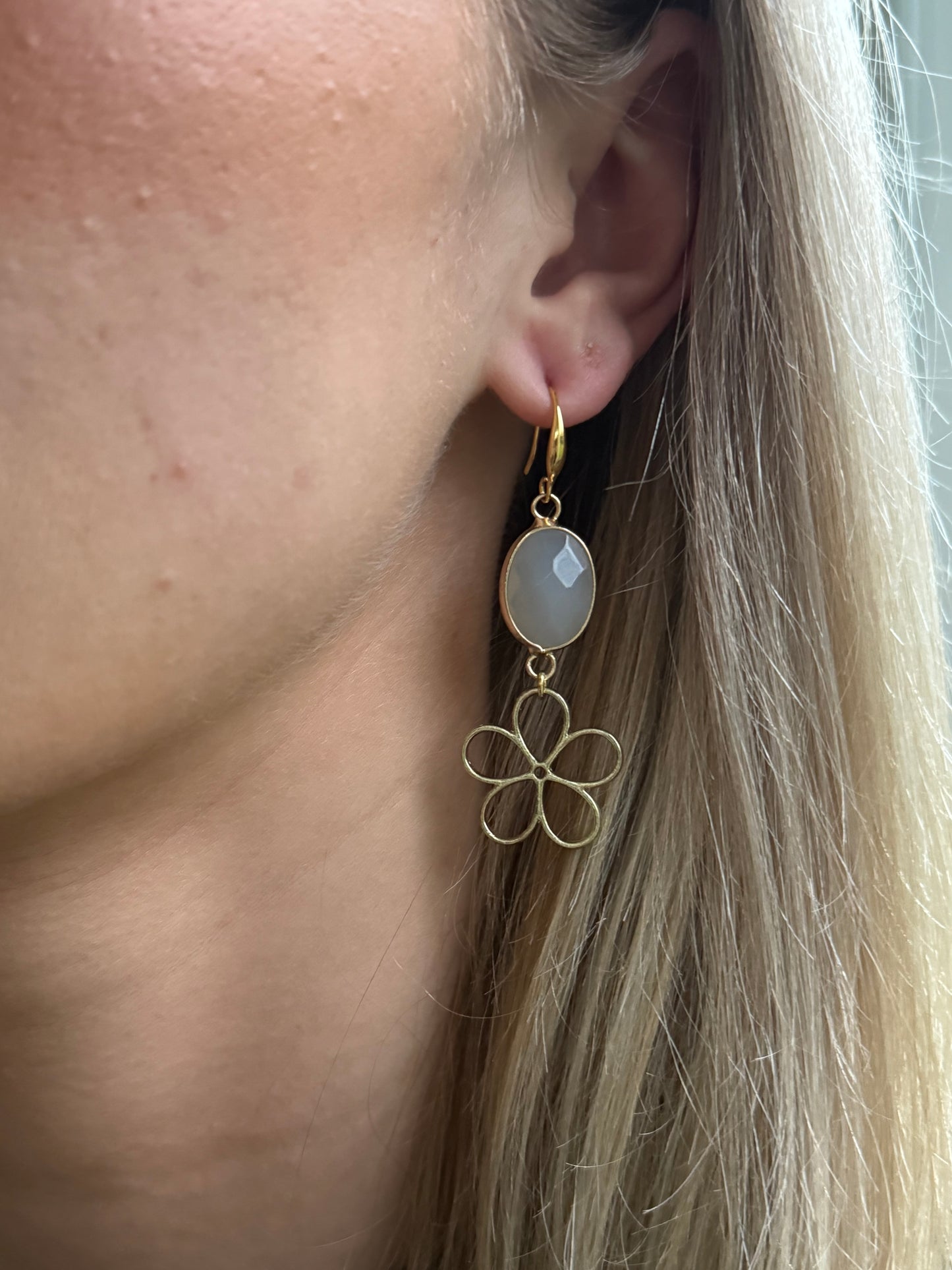 Natuursteen met bloem