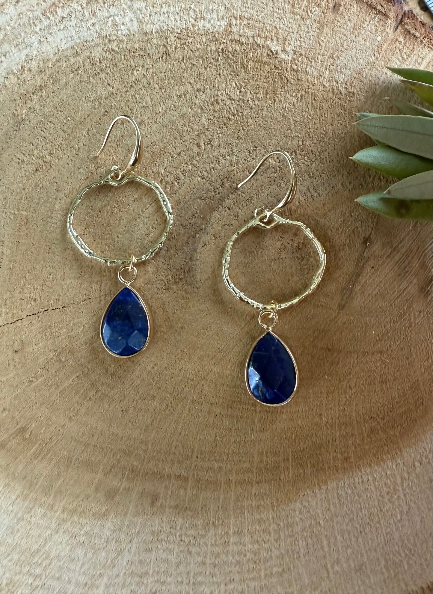 Kleine blauwe natuursteen aan ronde hanger