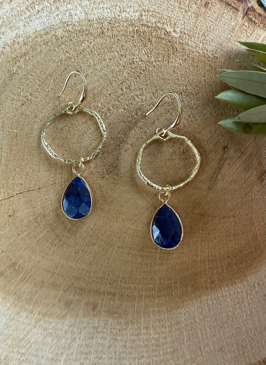 Kleine blauwe natuursteen aan ronde hanger