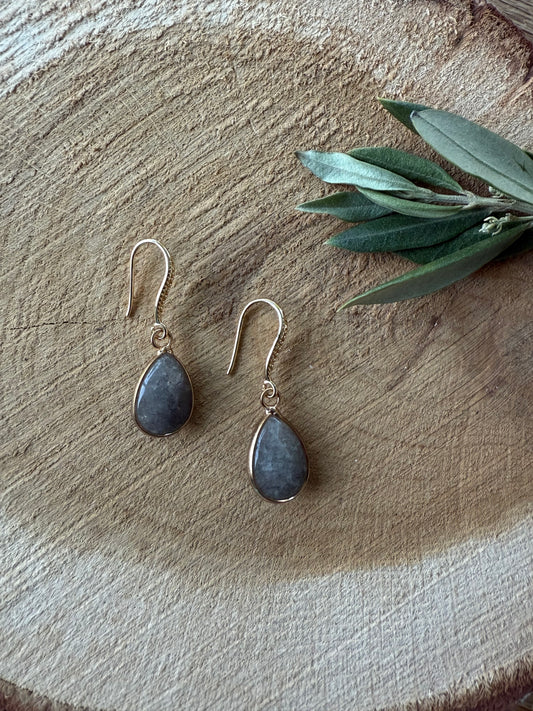 Kleine grijs natuursteen druppel